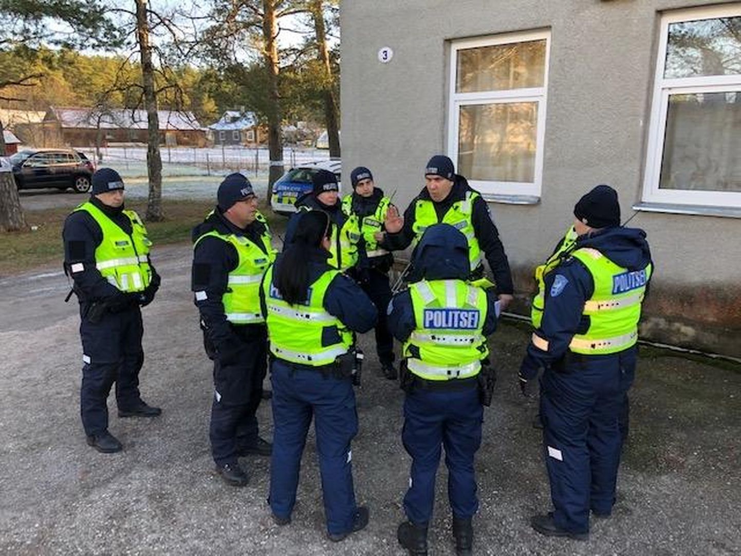 Täna harjutasid politseinikud Pärnu-, Lääne-, Saare- ja Hiiumaal Kaitseliidu õppuse “Orkaan 14” raames ulatusliku evakuatsiooni korraldamist.