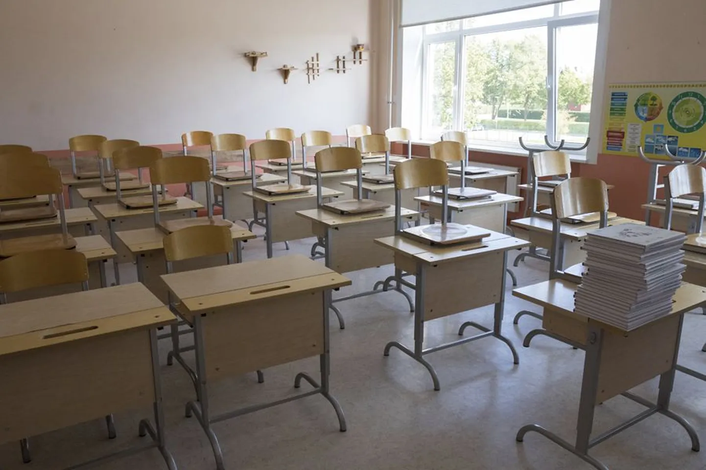 Seda, kui palju õpilasi klassiruumis õppida võib, kontrollib terviseamet. Uuemates koolimajades peab klassis olema õpilase kohta kaks ruutmeetrit ruumi. Klassi täitumuse piirnormi määrab kindlaks põhikooli- ja gümnaasiumiseadus. Pildil on Paalalinna kooli klass.