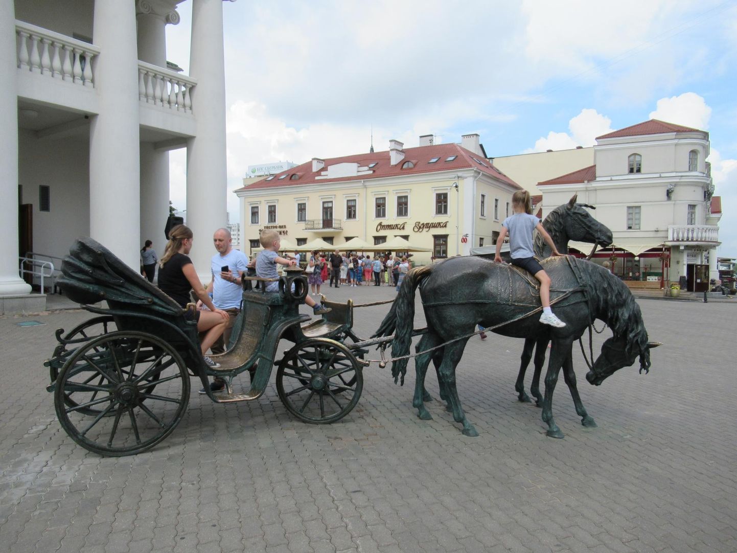 Minski raekoja platsil seisab pronksist täissuuruses kaarik, ees hobustepaar.
