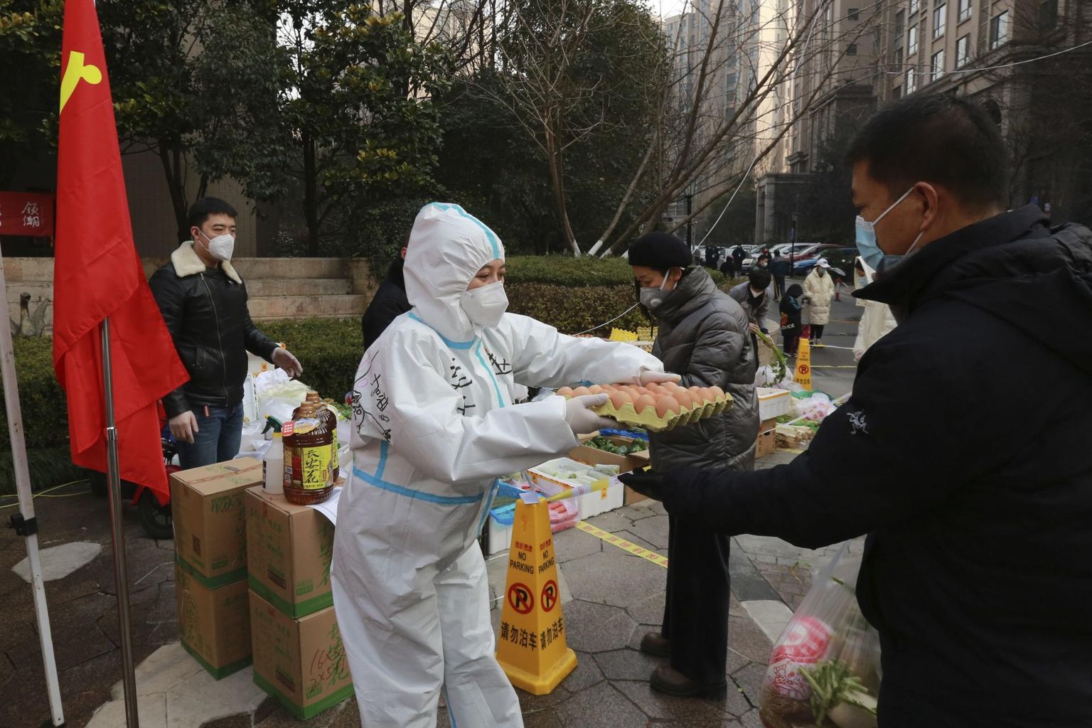Vabatahtlik Xi&#39;ani linna elanikele toidukaupa jagamas. 