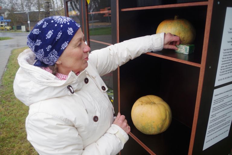 Kogukonna toidukapi vedaja Pille Malkov pani sinna seemneks paar kõrvitsat ning keegi oli toonud ka sinihallitusjuustu.