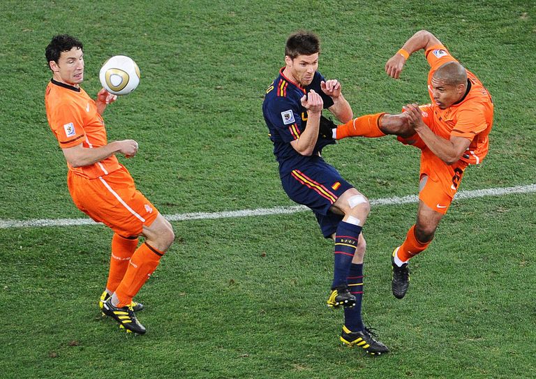 Hollandi koondise poolkaitsja Nigel de Jong (paremal) jõhker viga Hispaania jalgpalluri Xabi Alonso vastu 2010. aasta MM-finaalis. AFP PHOTO / CARL DE SOUZA / Scanpix