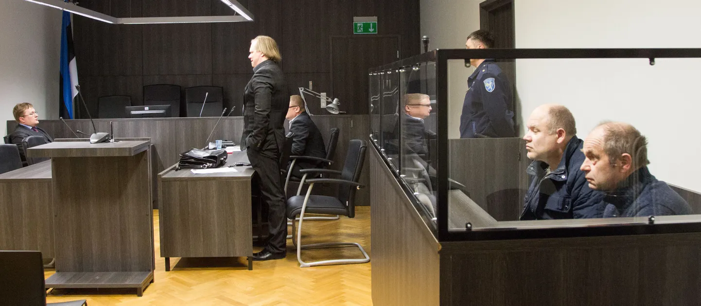 Märt Marits (paremalt) ja Allan Mänd tänavu 28. aprillil Viru maakohtus. Kaheksa päeva hiljem lasti nad vanglast välja, kuna maakohus kinnitas meeste ja prokuröri vahelise kokkuleppe ning mõistis nad kokkuleppemenetluses süüdi.