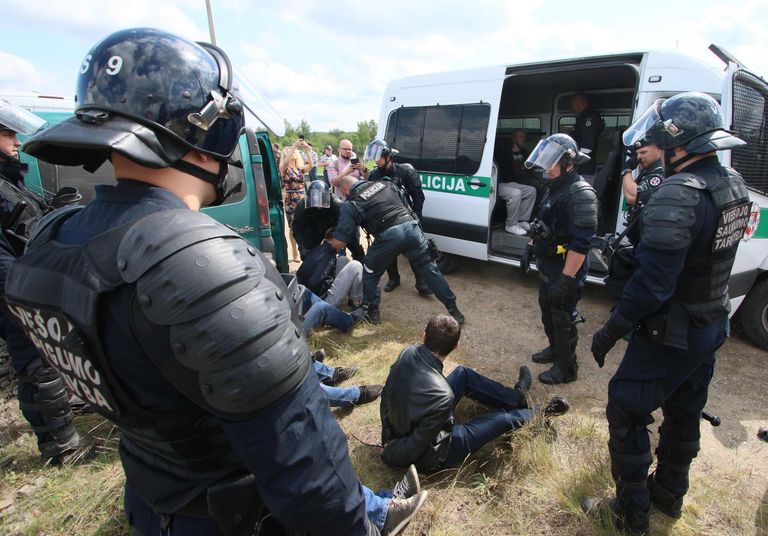 Leedu märulipolitsei treenimas jalgpallifännide saabumiseks