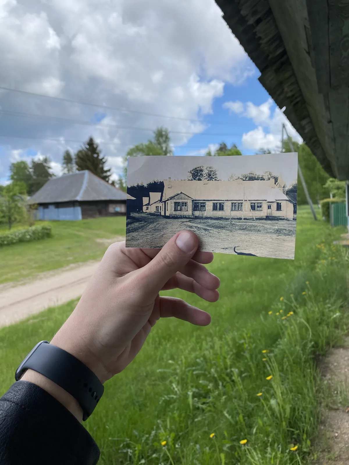 Brīdagas ciems. Attēlā redzamas visas trīs barakas ēkas un fonā arī baznīca. Tagad gan skats ir nedaudz citāds. Barakas ir sagruvušas un teritorija aizaugusi.