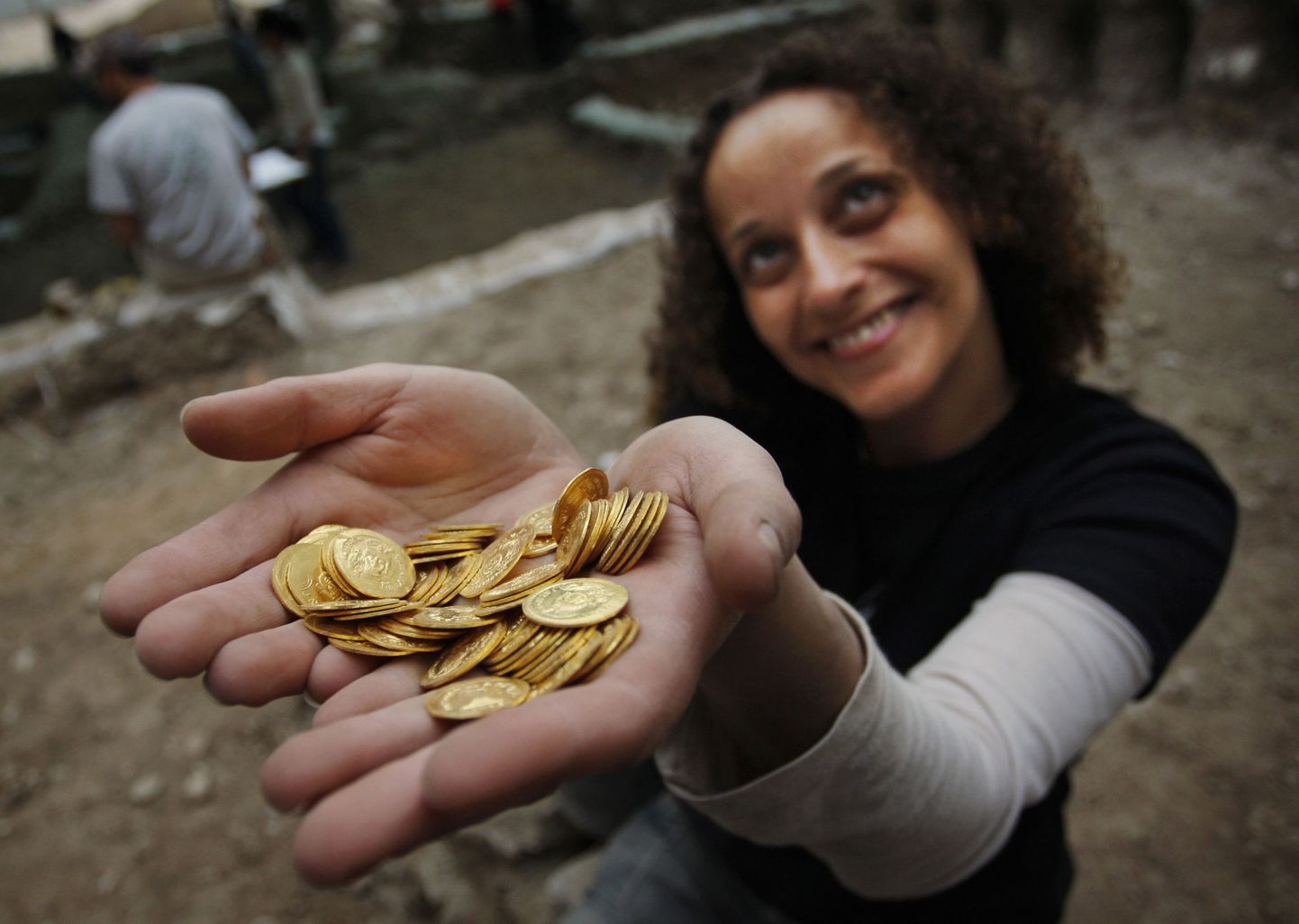 Arheoloog Nadine Ross näitamas seitsmendast sajandist pKr pärit kuldmünte