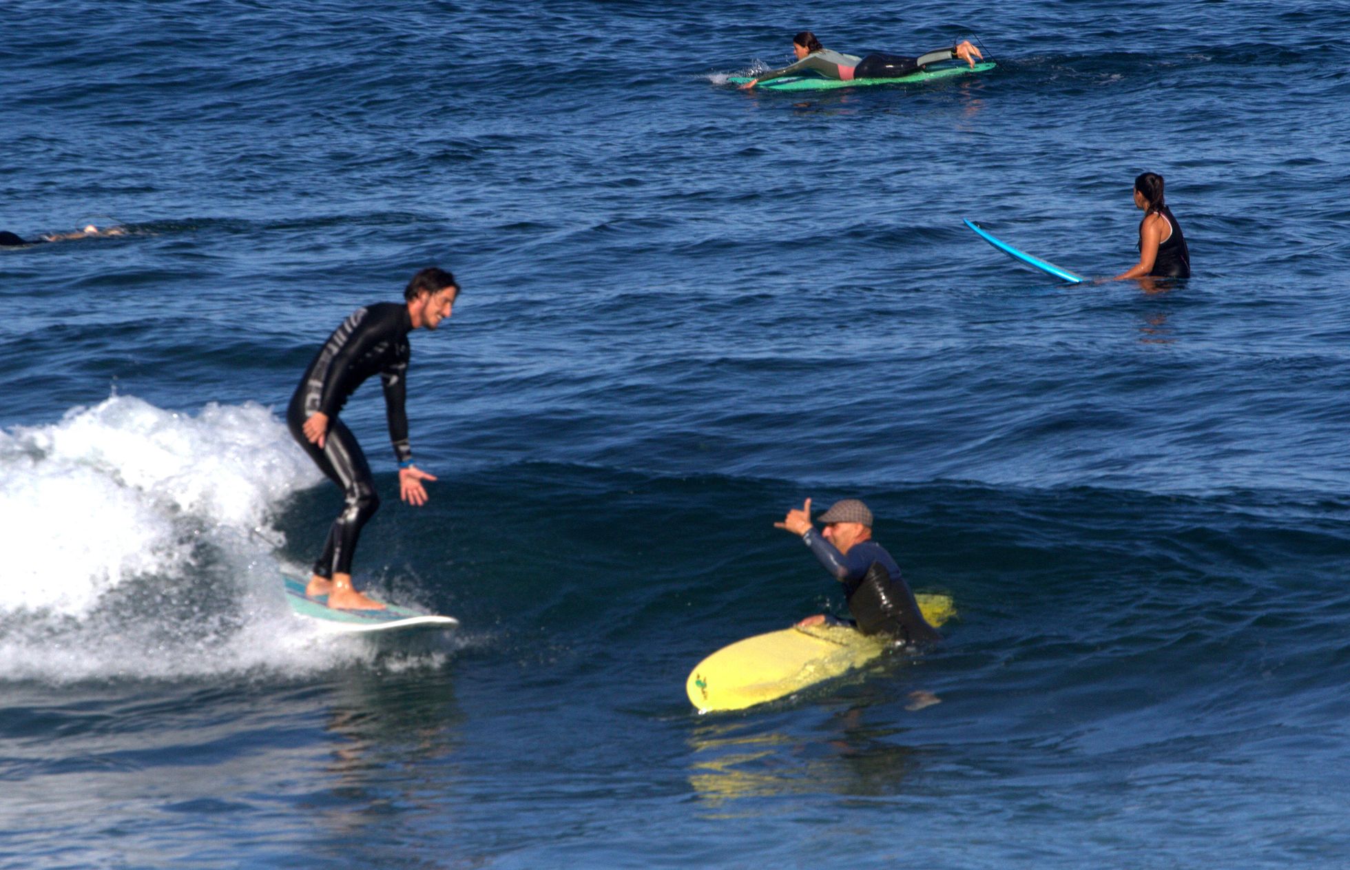 Хотя пляжи закрыты, испанцы теперь могут заниматься водными видами спорта. На фото - жители Тенерифе.