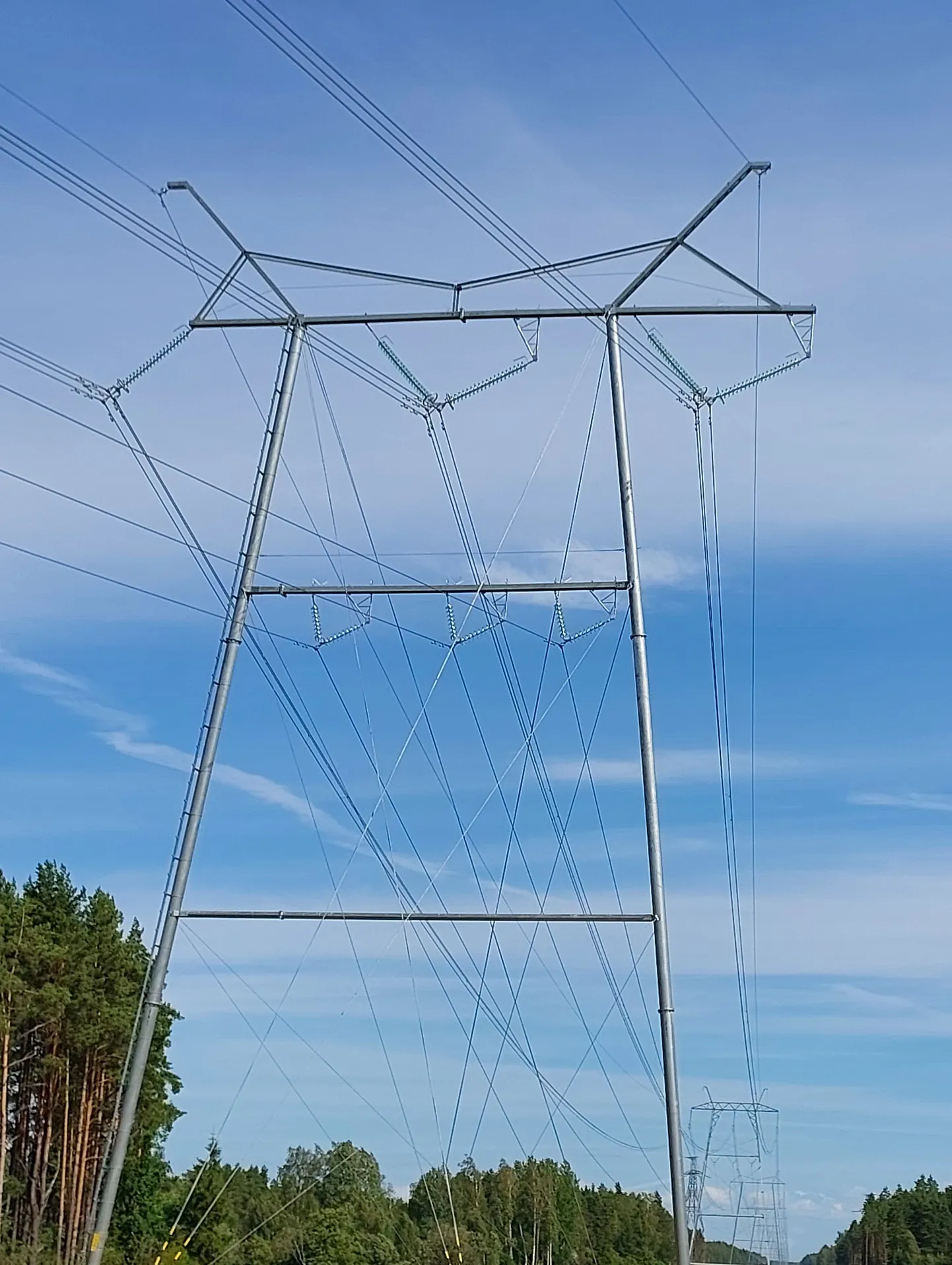 Uued kõrgepinge elektriliinid Rannapungerjal. Tegemist on illustratiivse pildiga.