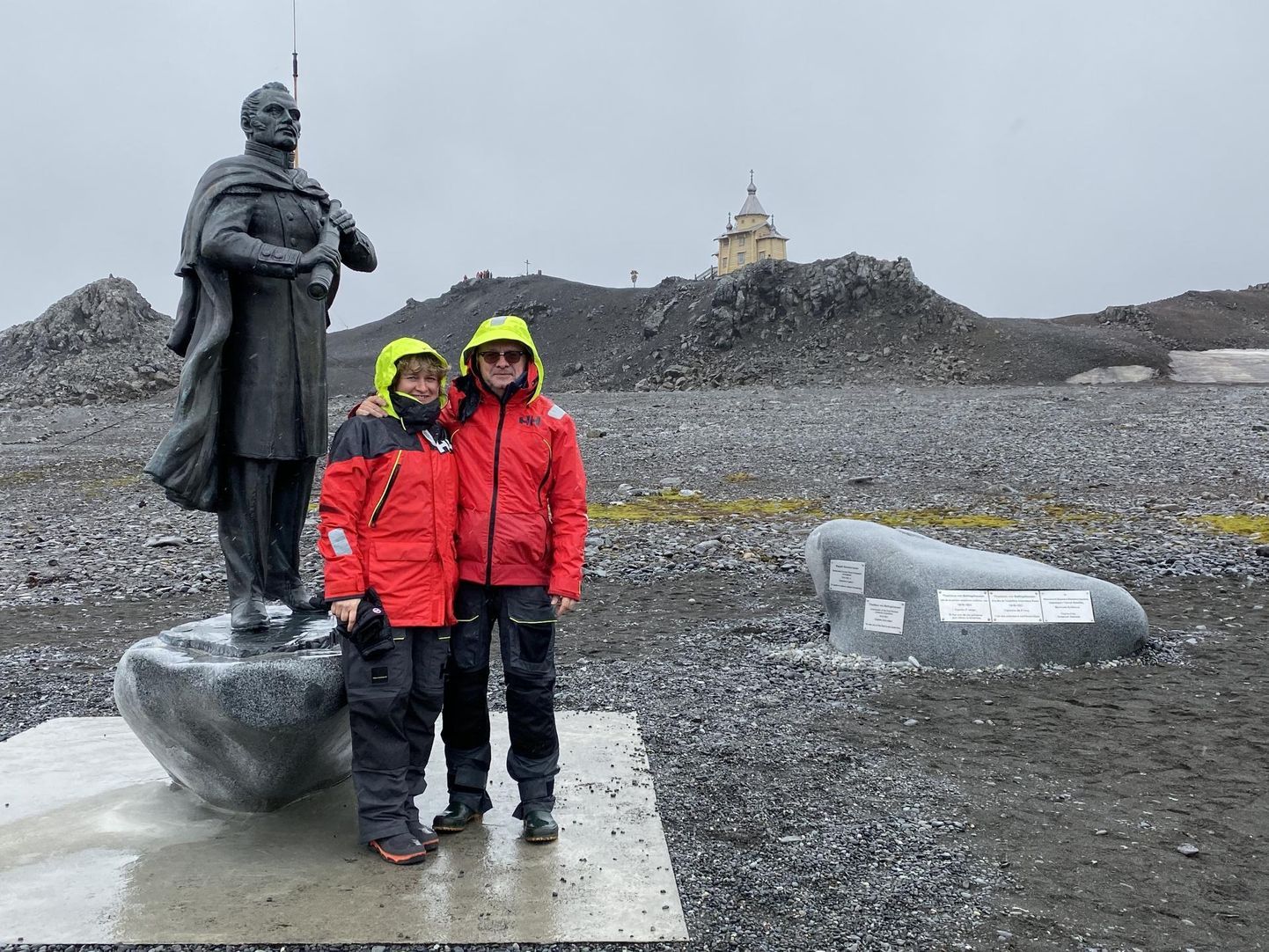 Fabian Gottlieb Benjamin von Bellingshausen (vasakult), Maris ja Tiit Pruuli tänavu 28. jaanuaril Antarktikas Bellingshauseni teadusjaamas selle maailmajao avastamise 200. aastapäeval.
 