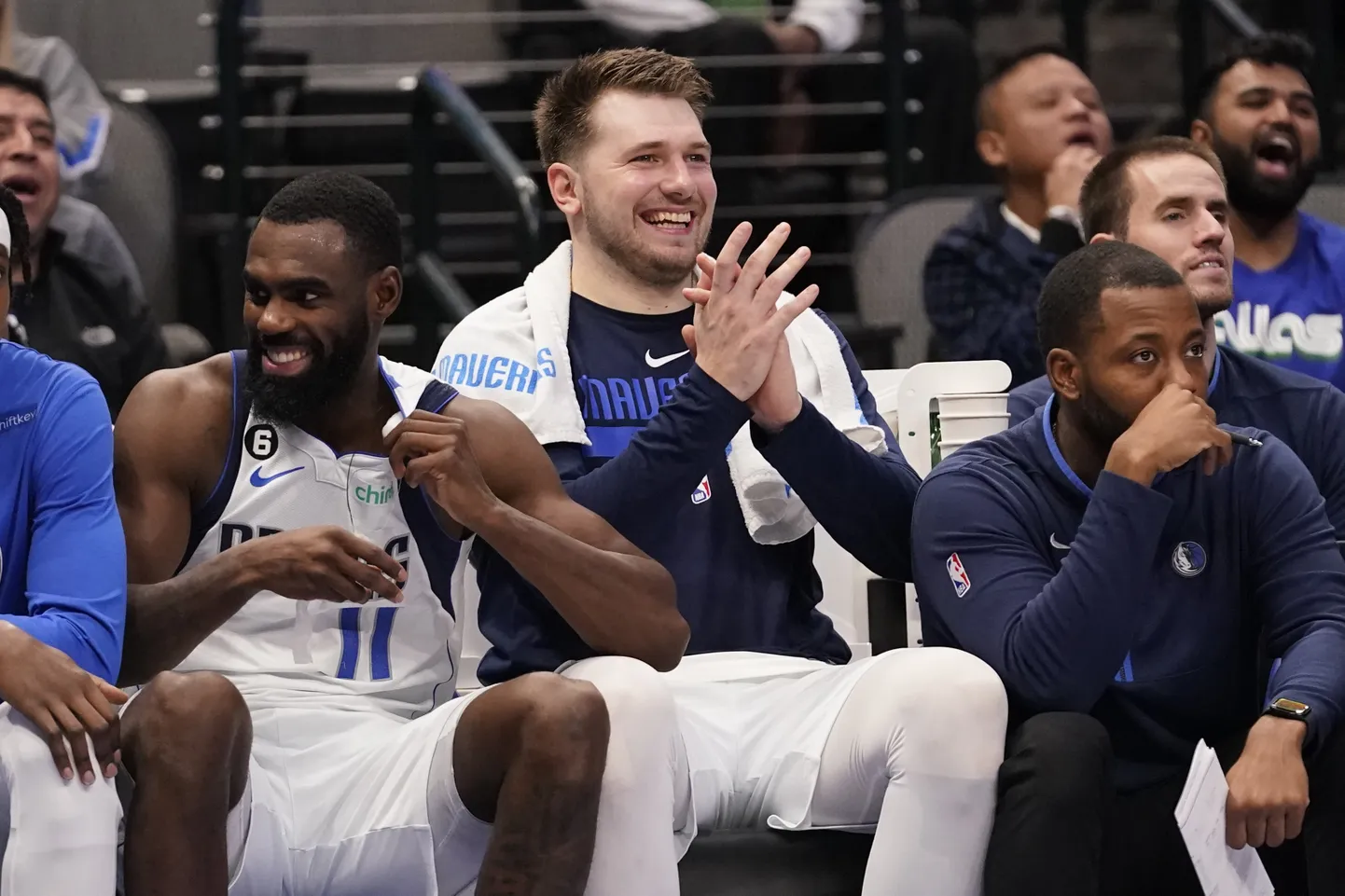 Luka Doncic (keskel).