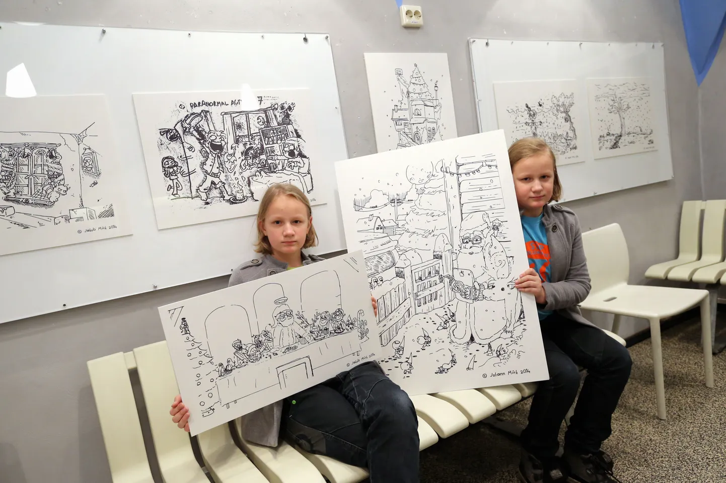 Tartu linnaraamatukogu lasteosakonnas on vaadata 10-aastaste kaksikute Jakob (vasakul) ja Johann Mürgi piltide näitus "Meie esimene".