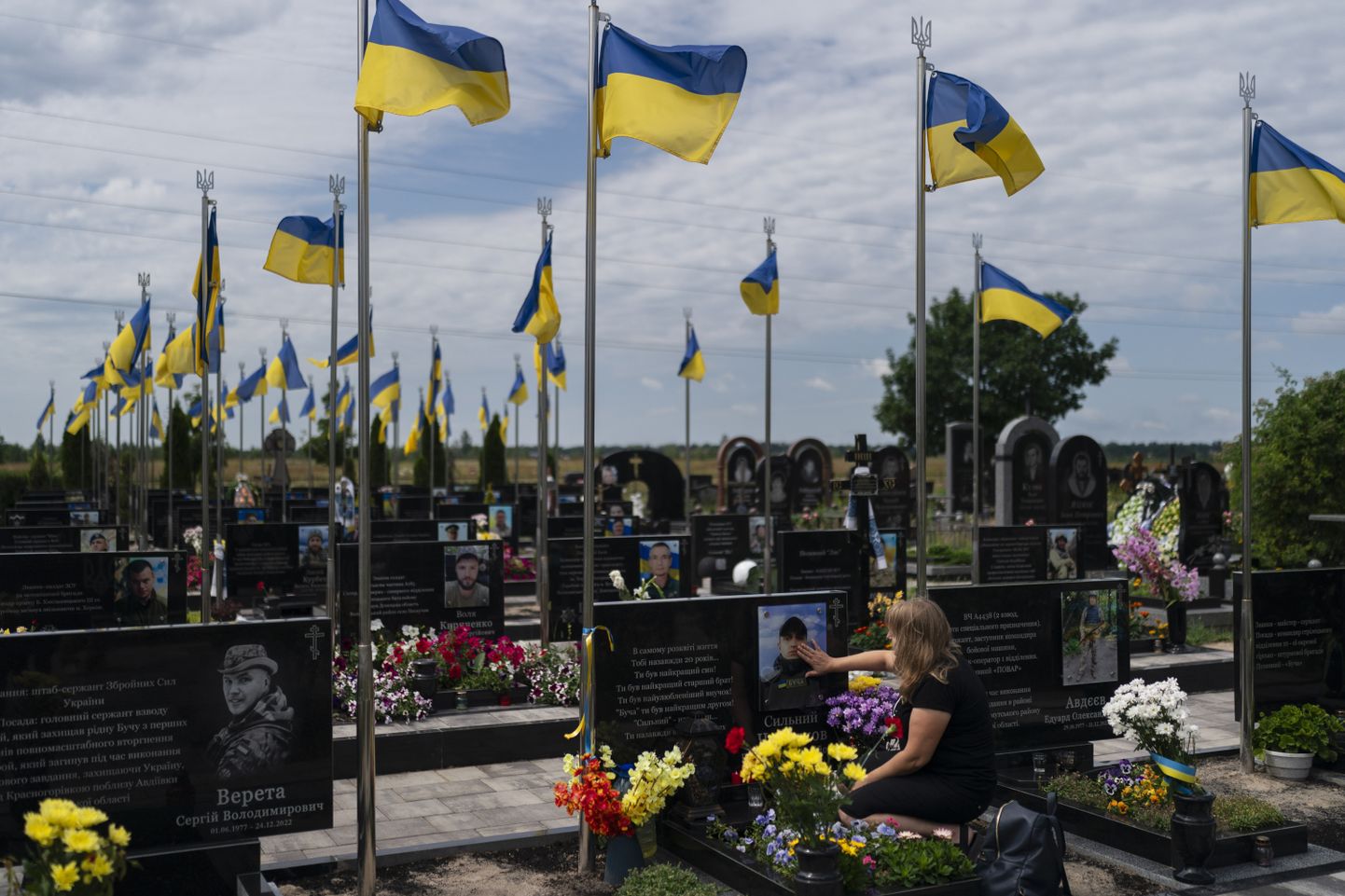 Tapetud Ukraina sõduri ema Svjatlana Butšas asuval haual 18. juulil 2023