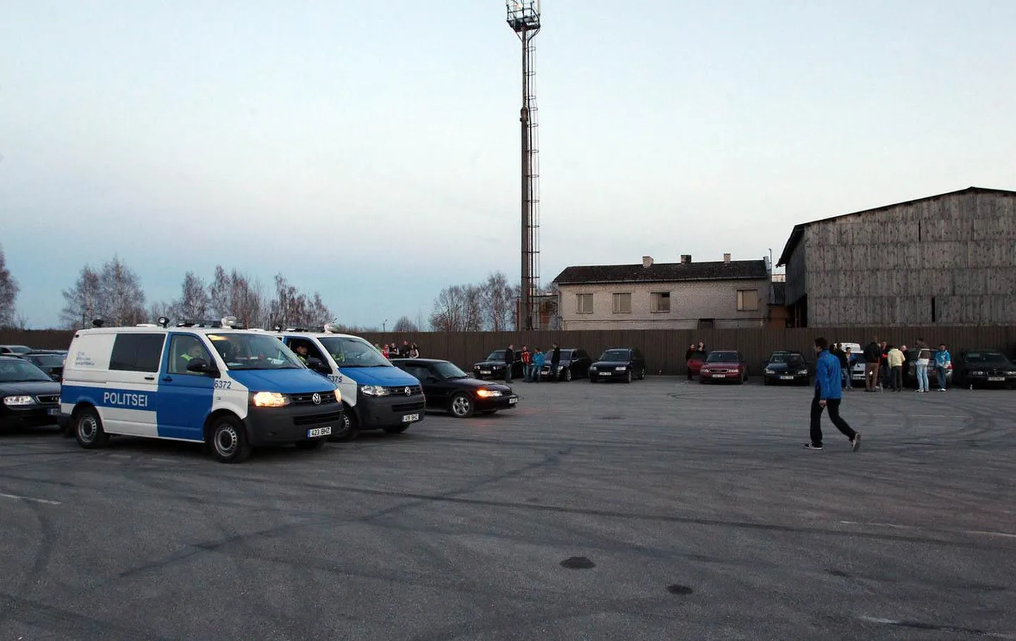 Politsei käis parklatesse kogunejaod kontrollimas ka mullu. Et ööpäevaringset politseivalvet ei saa parklatesse üles panna, muutus asfalt selles Sõbra tänava parklas rehvijälgedest mustatriibuliseks.
