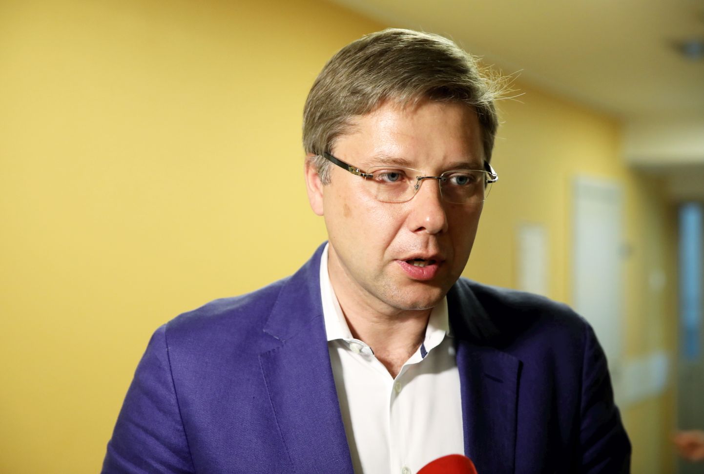 No Rīgas mēra amata atstādinātais Nils Ušakovs 6.vēlēšanu iecirknī Natālijas Draudziņas vidusskolā