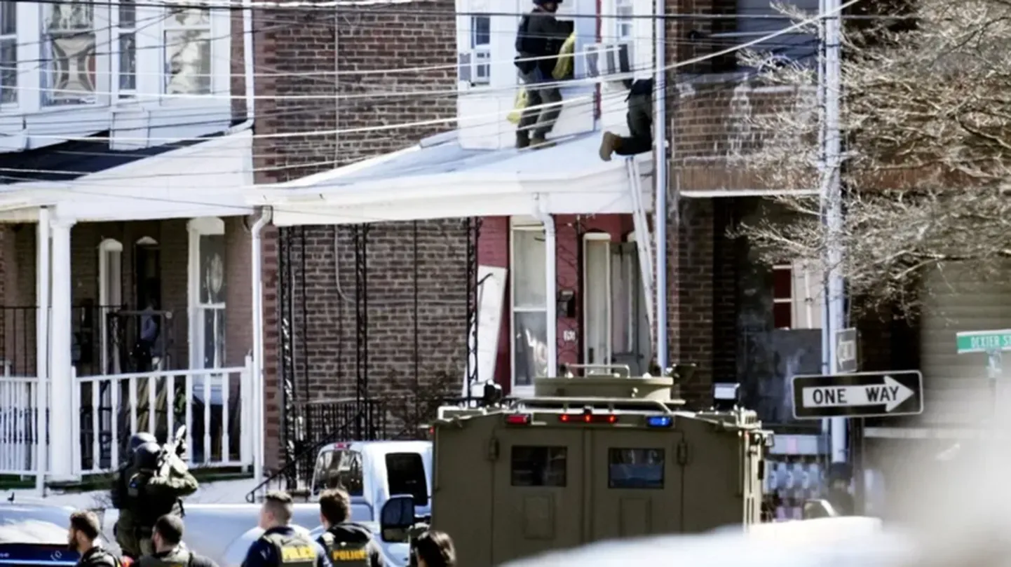 В штате Нью-Джерси вооруженный мужчина забаррикадировался в жилом доме