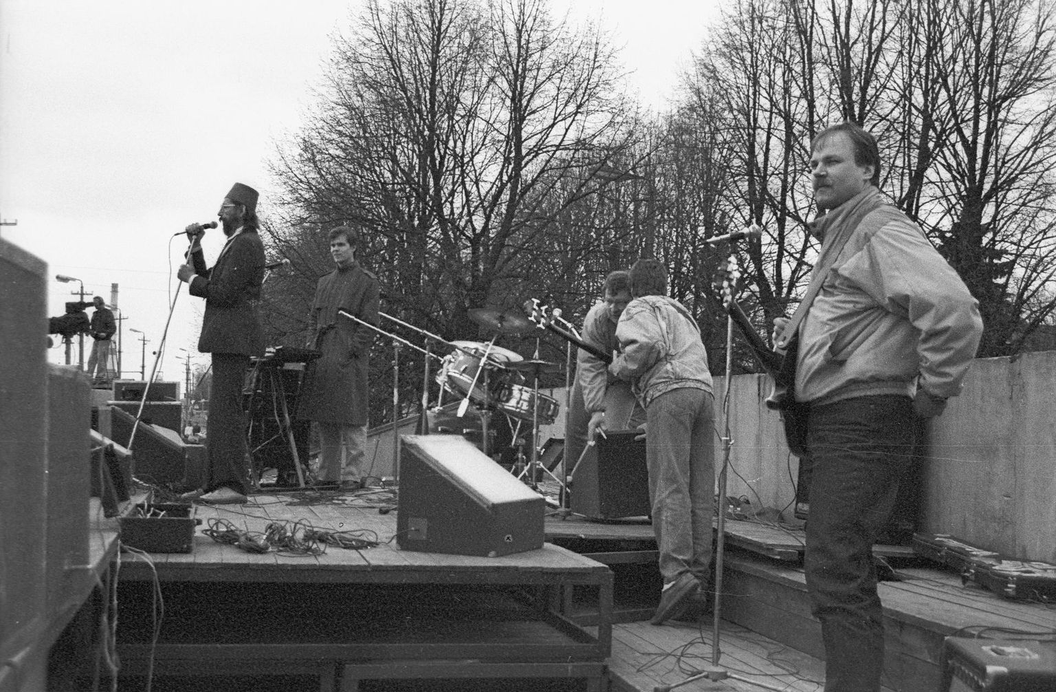 Rosta Aknad pidas mais 1992 Tartu kesklinnas tribüünil Eesti Orjandusliku Partei teist kongressi. Pildil on Riho Gross (paremalt, kitarr), Peeter Jaska (bass), Ove Maidla (trummid), Erik Sakkov (klahvpillid) ja Peeter Volkonski (vokaal).