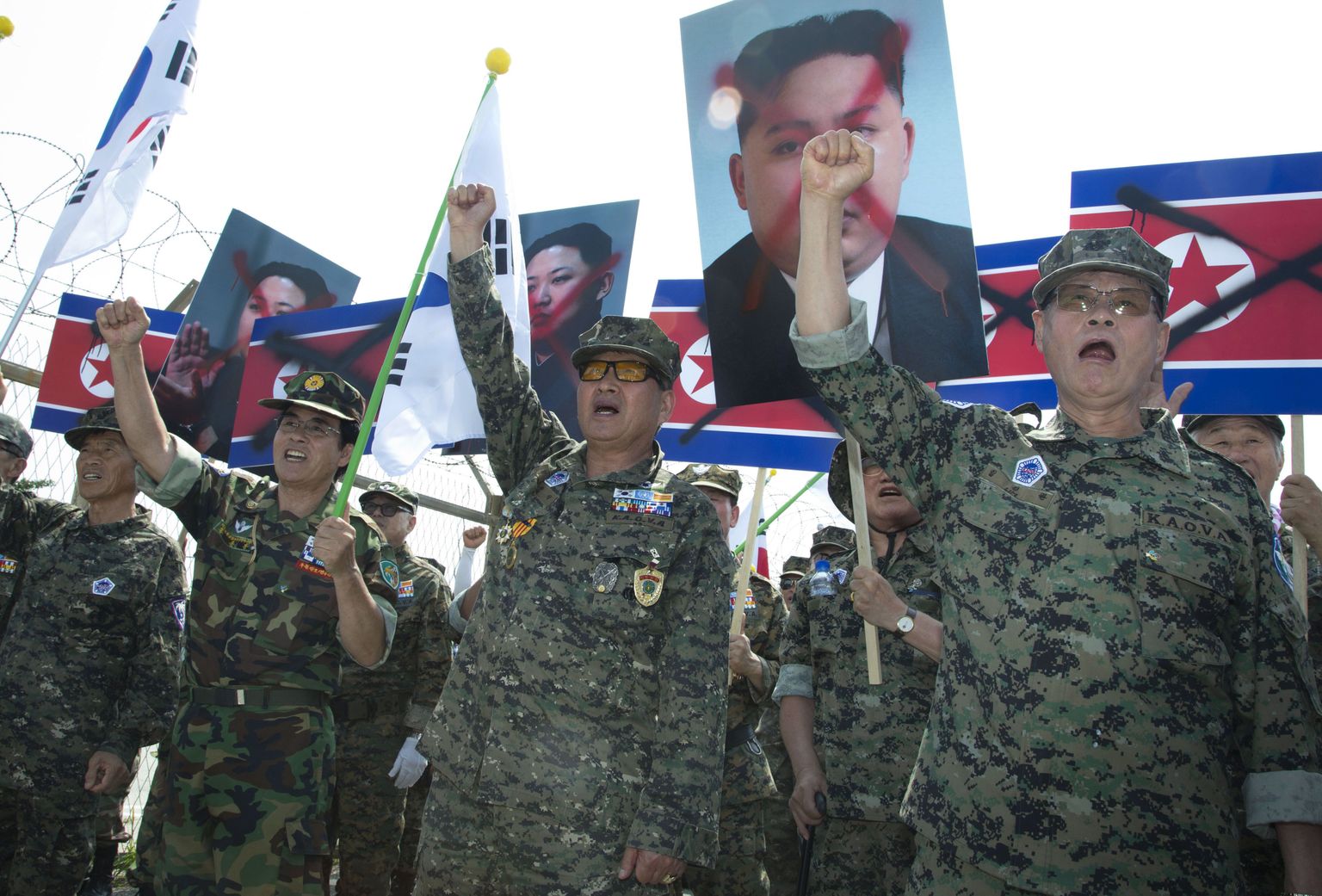 Lõuna-Korea veteranid parodiseerivad Põhja-Korea defileesid.