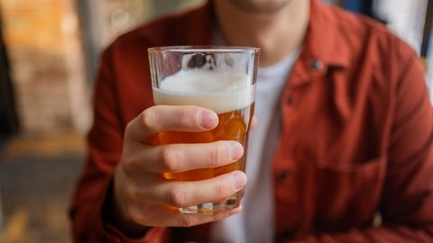 Kas patiesībā notiek ar tavu ķermeni, ja nedēļu no vietas dzer 1 pudeli alus dienā?