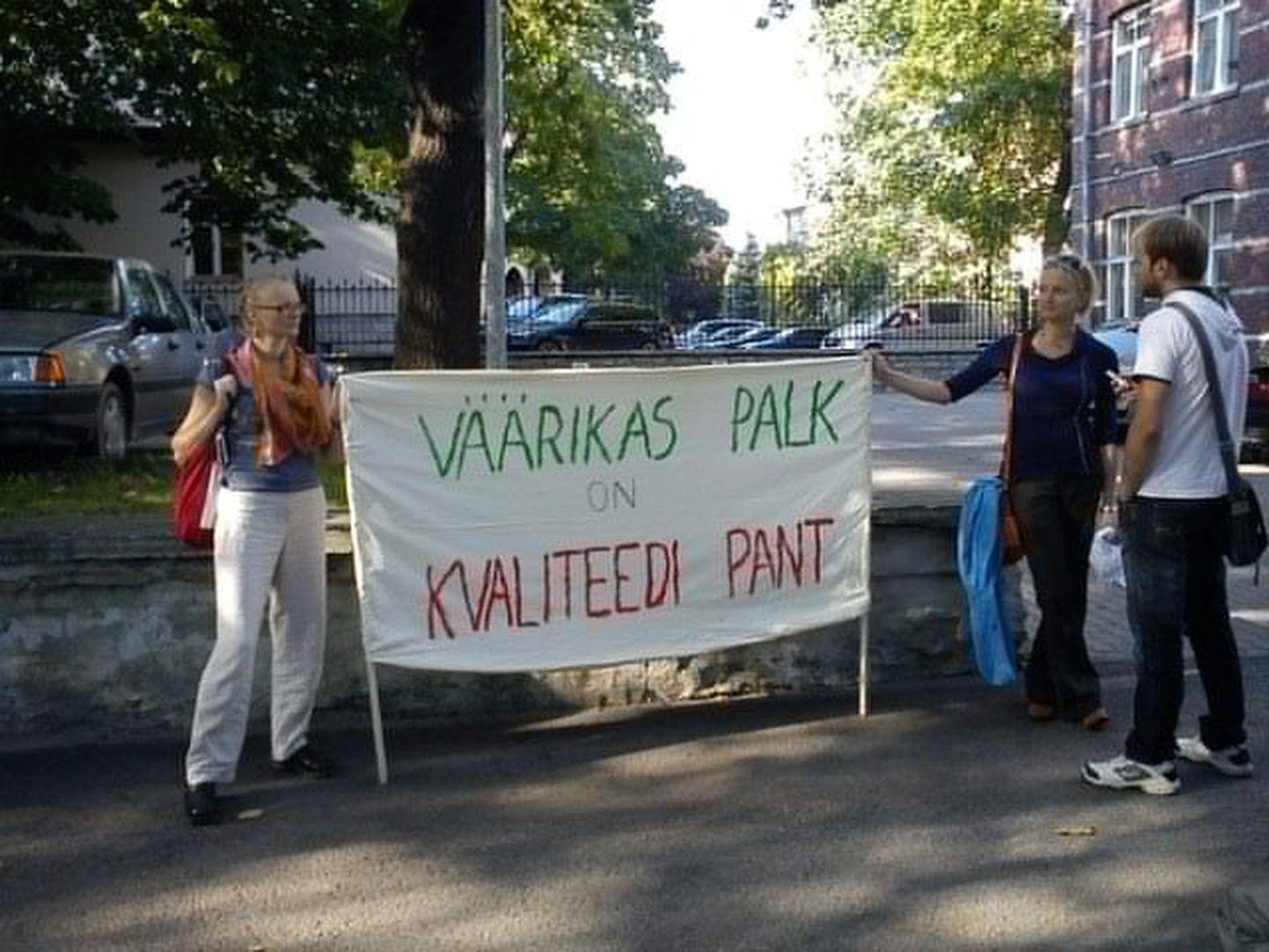 Õpetajate palgatõusu toetav pikett Tallinnas Tõnismäel.
