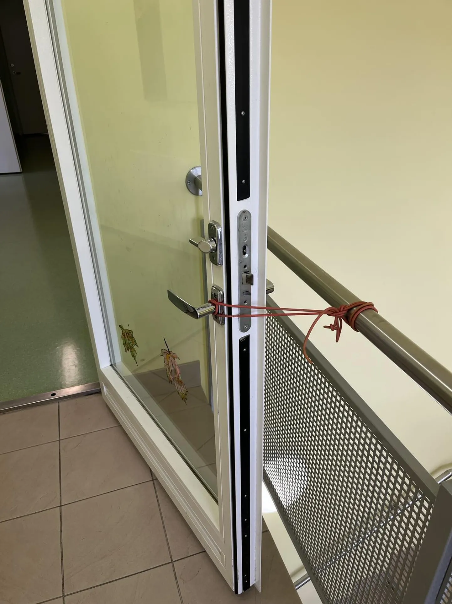 Haridusasutustes on jätkuvalt probleemiks tuletõkkeuste lahtihoidmine, mis ei ole lubatud.