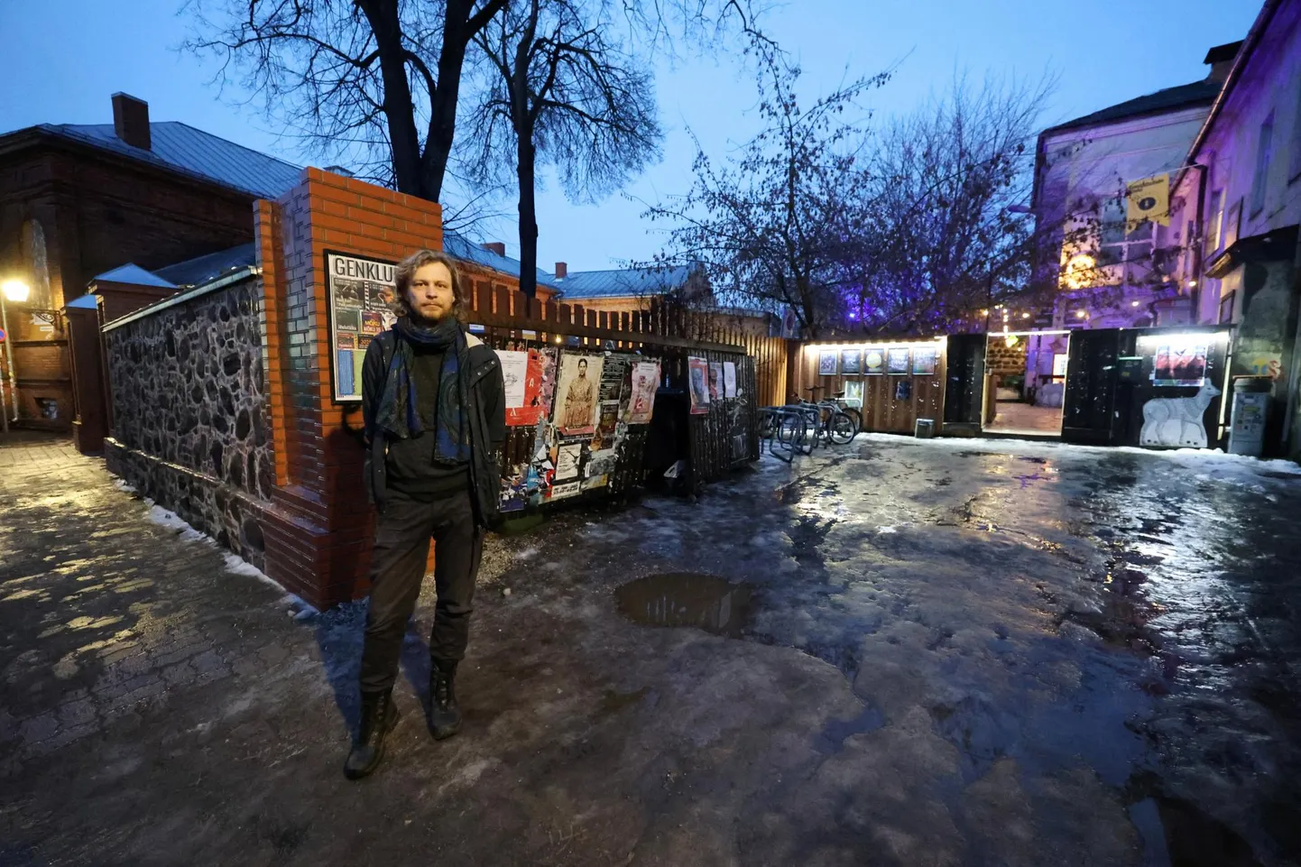 Genialiste klubi sissepäaas on praegu Magasini tänavalt. Klubi kogukonna- ja arendusprojektide juht Paul Lepasson ütles, et uus sissepääs Laia tänava poolt üritatakse naabrite rahu nimel ära teha.