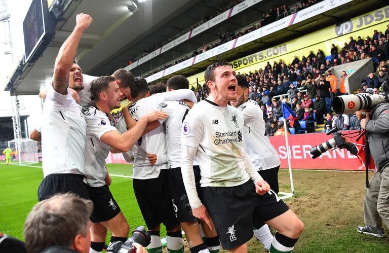 Võiduväravale resultatiivse söödu andnud Andy Robertson tähistamas võitu koos meeskonnakaaslastega.