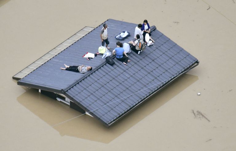 Abivajajad Kurashiki linnas katusel.