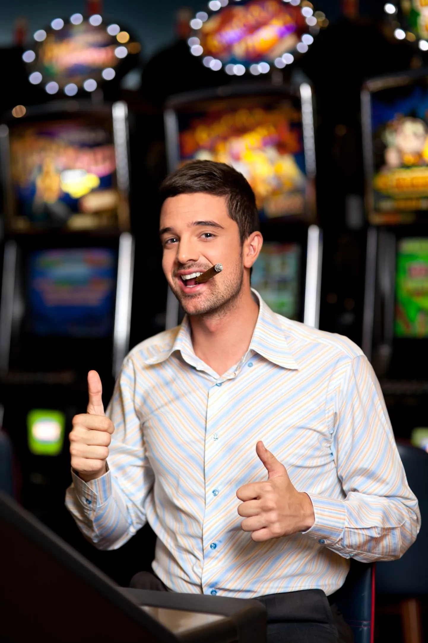 Счастливый и солидный мужчина в казино. Снимок иллюстративный.