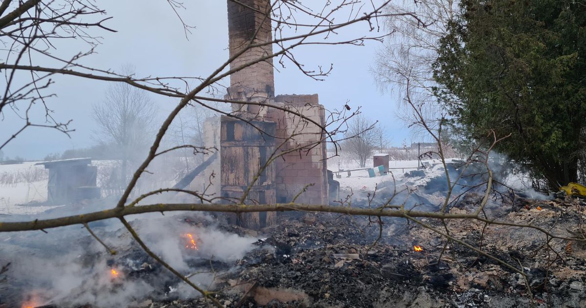 Под развалинами сгоревшего дома найден труп человека