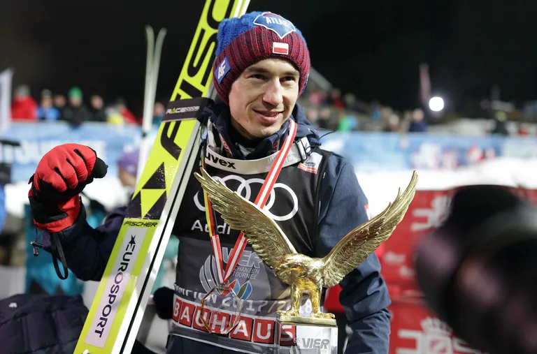 Kamil Stoch Nelja Hüppemäe turnee võidukarika – kuldse kotkaga.