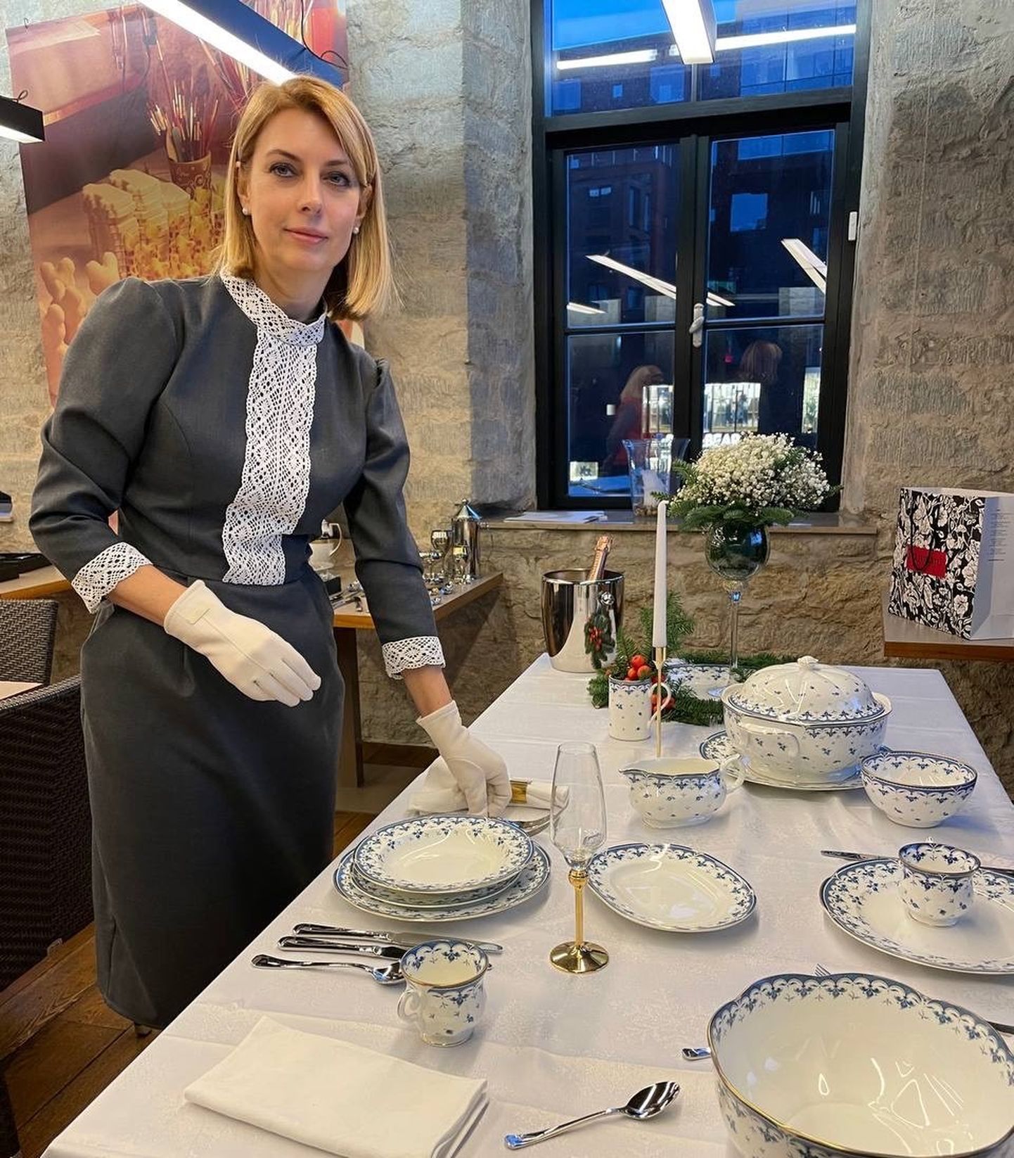 Татьяна Ершова готовится к мастер-классу по сервировке стола.