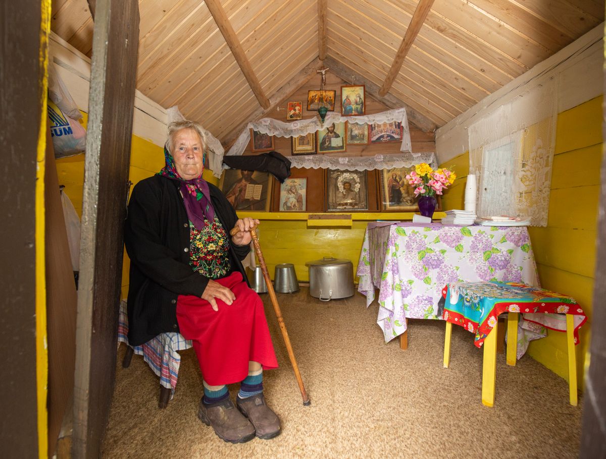 Maie Rumask istub väikses pühakojas tsässonas.