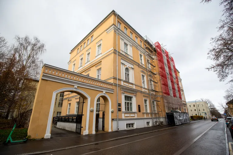 Jaan Poska gümnaasium asub Tartus Vanemuise tänaval.