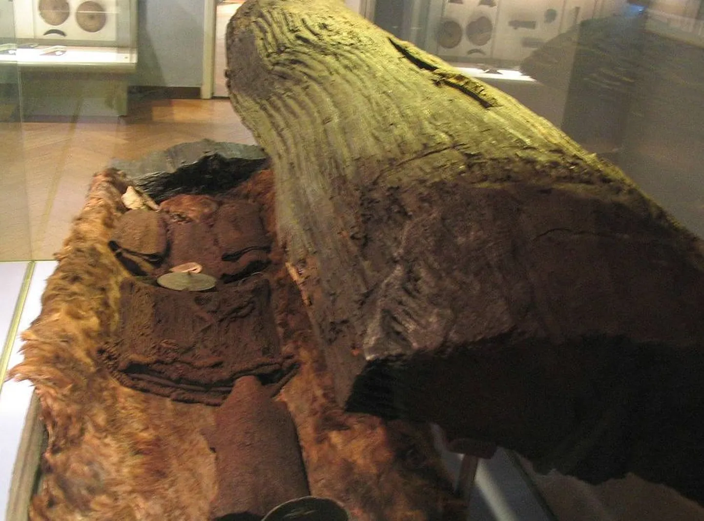 Egtvedi tüdruku kirst, rõivad ja juuksed
