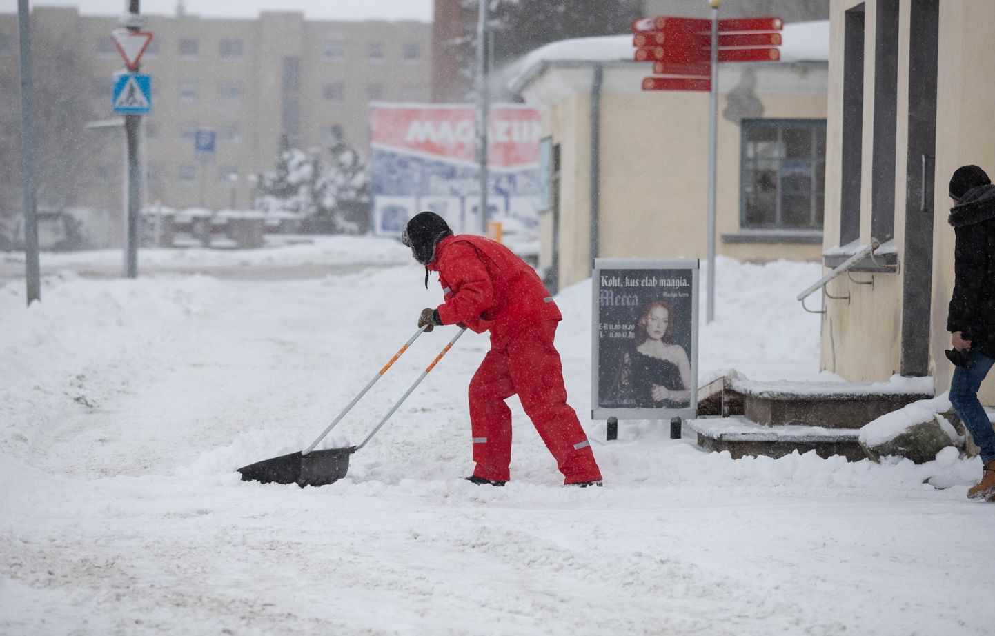 Lumi pakub võimaluse talvemõnusid nautida, aga annab ka lumekoristajatele päris palju tööd.