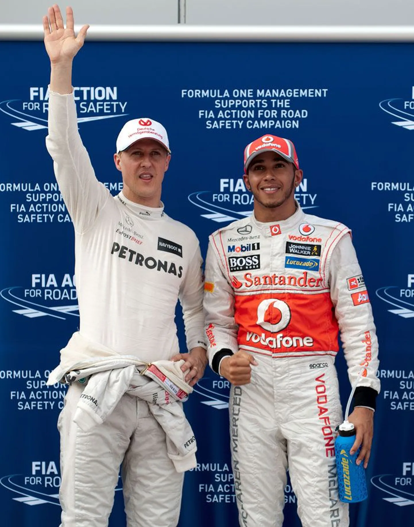 Michael Schumacher (vasakul) annab teatepulga Mercedeses üle Lewis Hamiltonile.