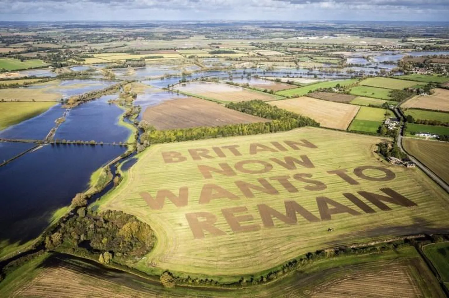 Suurbritannias lasi Euroopa Liitu pooldav kampaaniarühm Led By Donkeys künda Wiltshire’i põllumaale sõnumi «Suurbritannia tahab nüüd jääda».