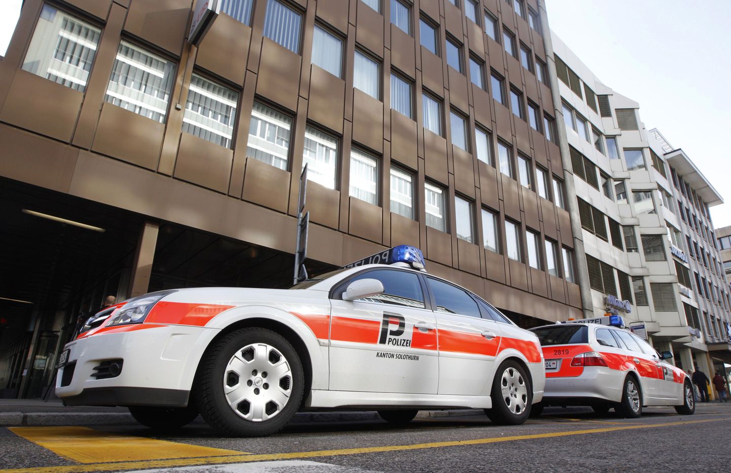 Politseiautod Oltenis Froburgstrasse 17, kus plahvatas kirjapomm.