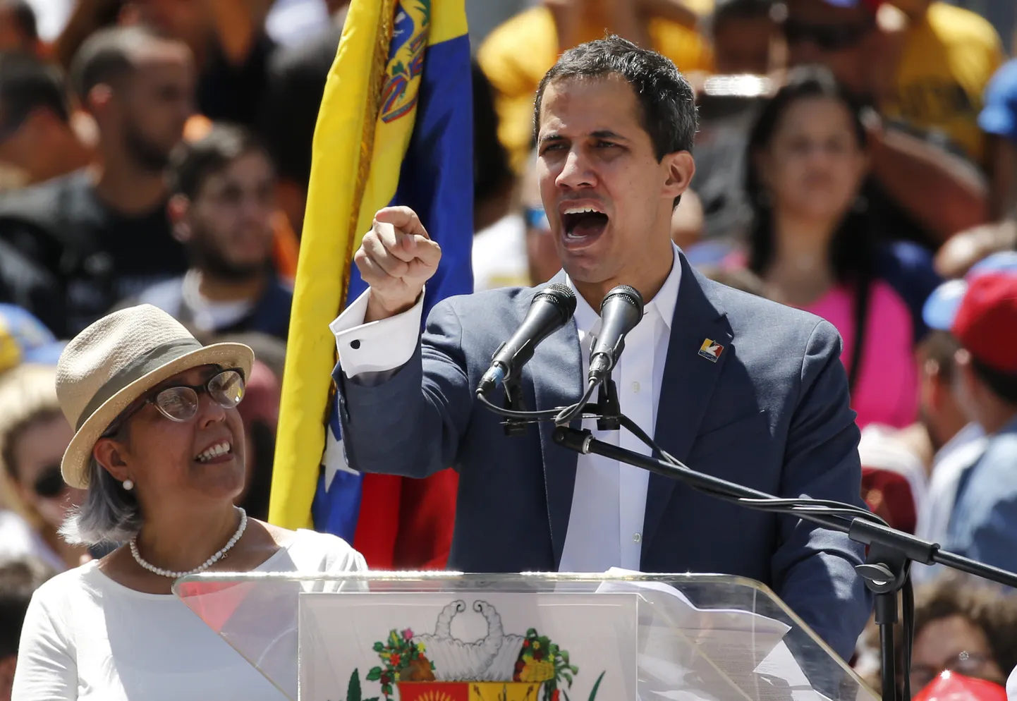 Juan Guaidó koos oma ema Norka Marqueziga toetajatele kõnelemas.