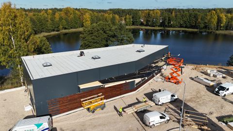 GALERII ⟩ Pappjärve kaldale kerkiv miljonipood jõudis katuse alla