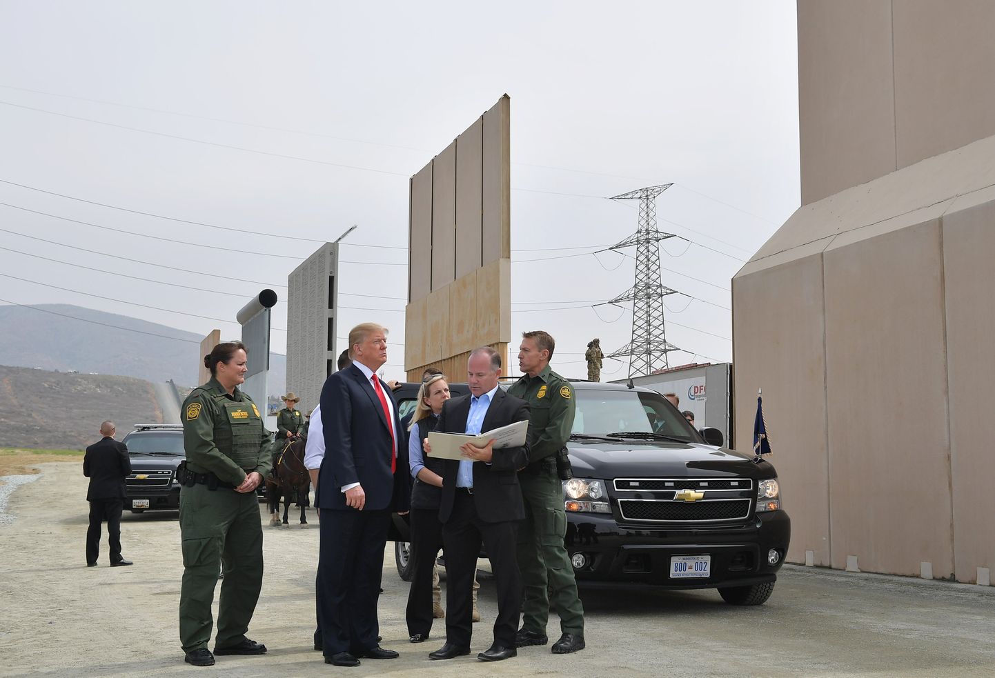 Donald Trump piirimüüri näidiseid inspekteerimas.