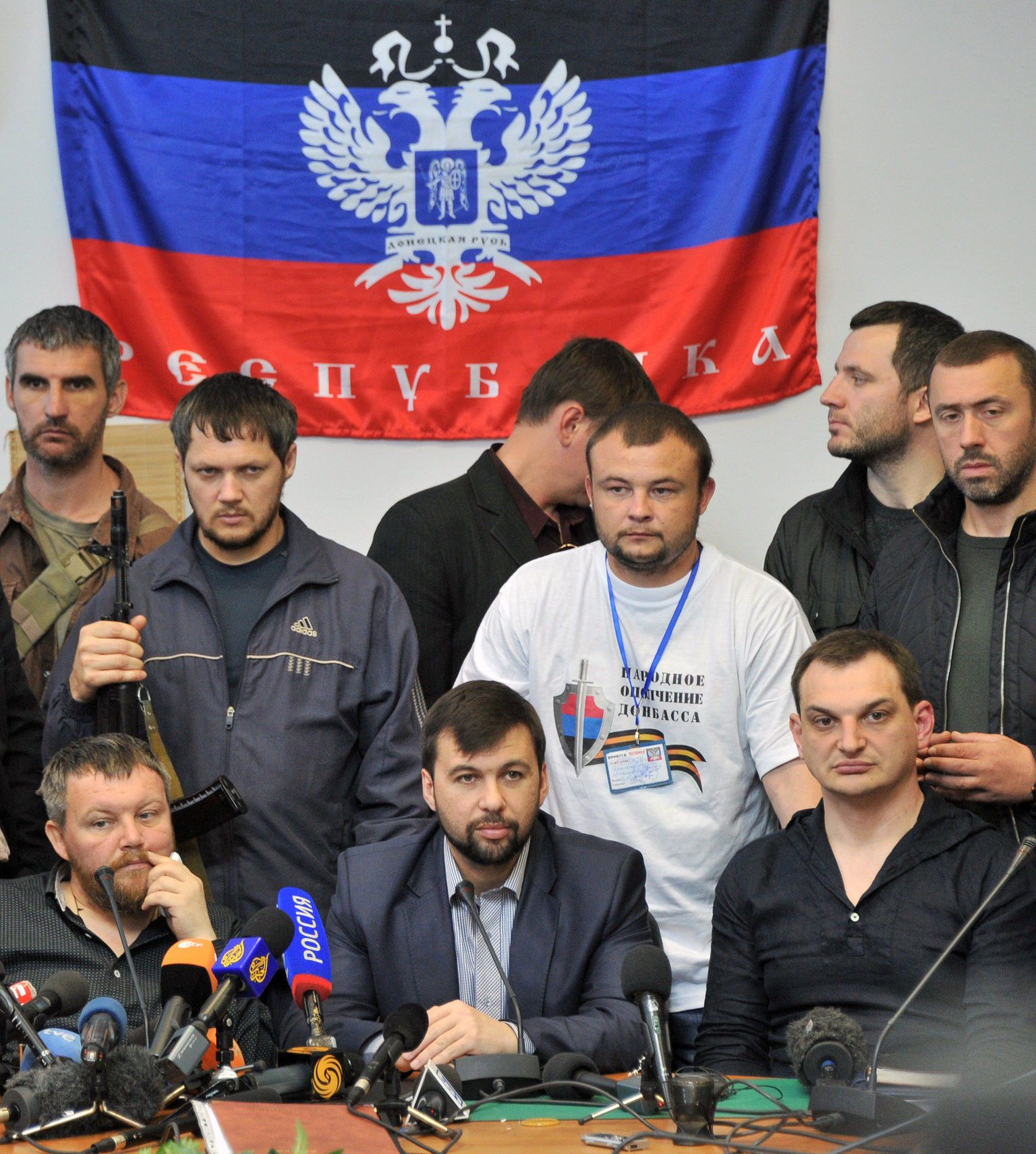 Donetski separatistid. Keskel Deniss Pušilin.