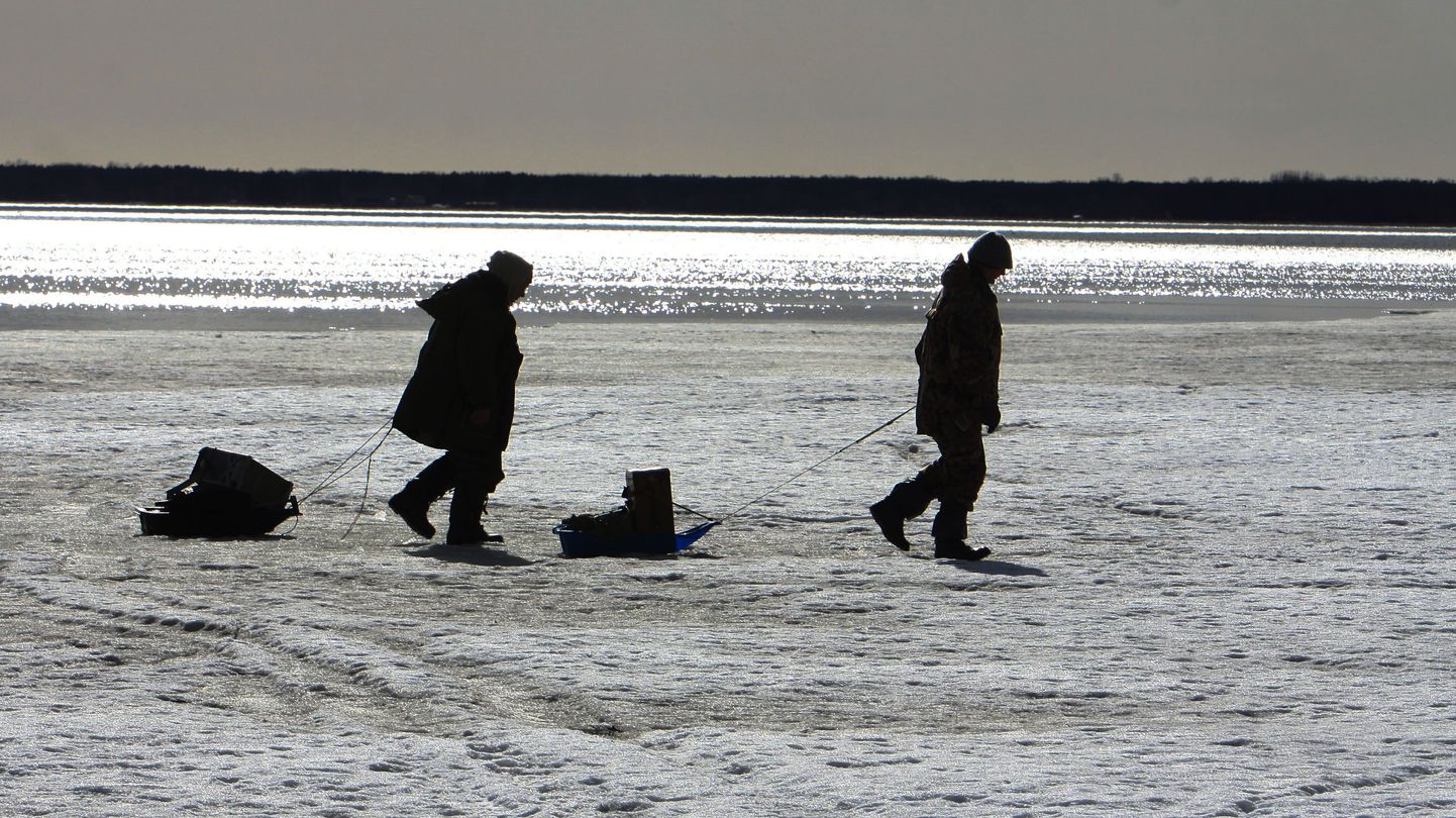 Kalamehed Pärnu lahe jääl Valgerannas. Pilt on illustratiivne.