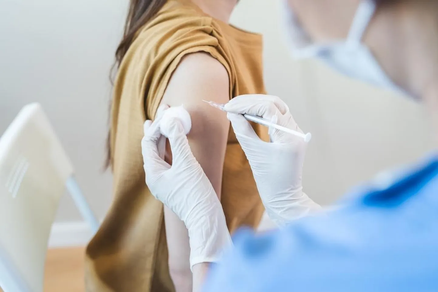 Eestis võimaldatakse tasuta vaktsineerimist tuberkuloosi, B-viirushepatiidi, rotaviirusnakkuse, difteeria, teetanuse, läkaköha, punetiste, leetrite, mumpsi, lastehalvatuse, HPV ja B-tüübi hemofiilusnakkuse vastu.