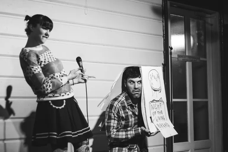 Louis sõnul võib stand-up komöödia klassikalise teatriga võrreldes palju interaktiivsem kunstivorm ning publik võib ka ise sõna sekka öelda.