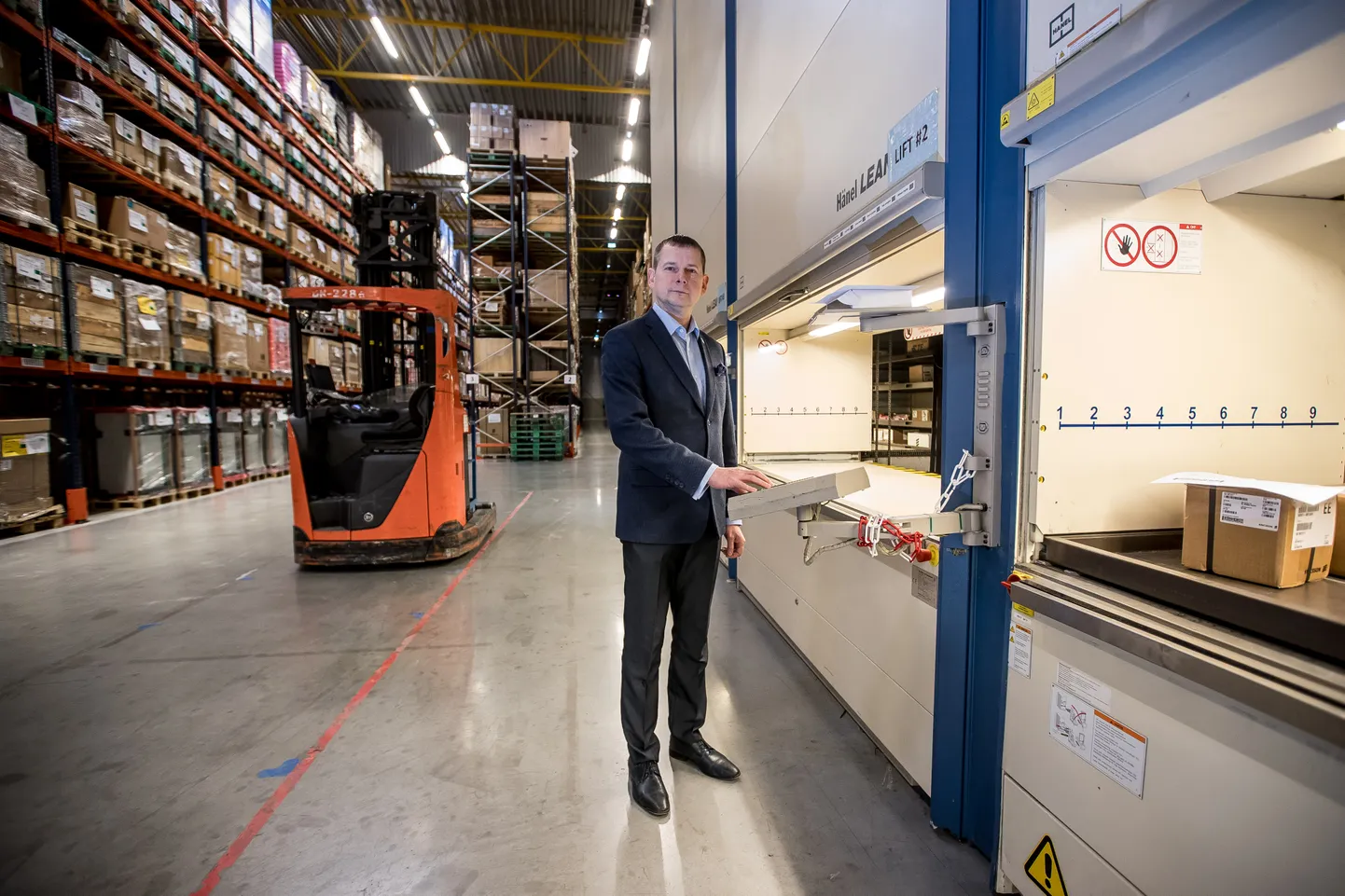 Logistika Pluss OÜ juht Toomas Orutar ettevõtte laos.