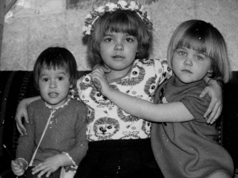 Kolm õde. Vasakul noorim, keskel vanim, paremal väike ja väga tõsine Kristina.