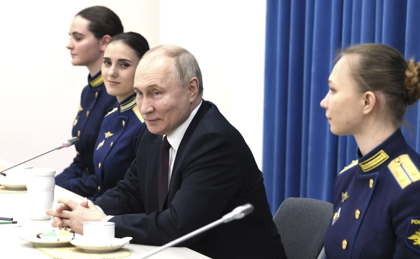Sõda on Venemaa jaoks prioriteet number üks. Fotol Vladimir Putin Krasnodari kõrgema militaarkooli üliõpilastega poseerimas.