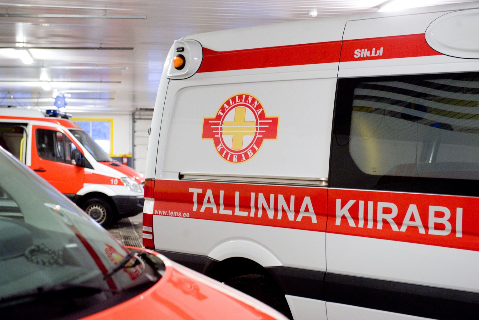 Tallinna kiirabi uus logo kiirabiautodel.