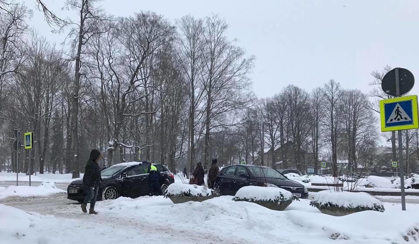 Pärnus Aia–Karja–Kuninga tänava ristmikul juhtunud õnnetus.